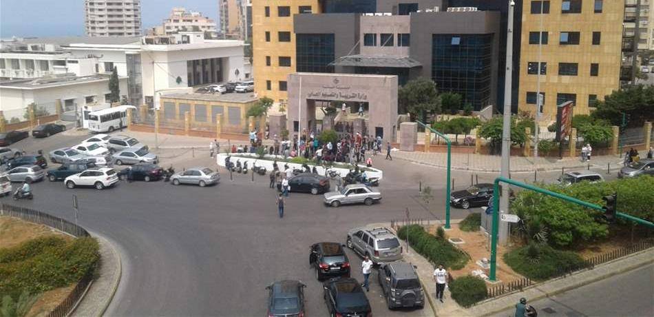 مديرة مدرسة تحاول حرق نفسها أمام مبنى وزارة التربية (صور)
