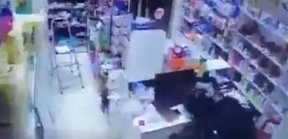 صيدلية تتعرض للسرقة في عرمون.. وفيديو يوثق الحادثة!