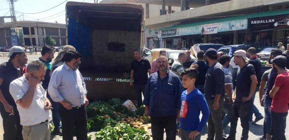 قطعوا الطريق الدولية في بعلبك بسبب المنتوجات السورية
