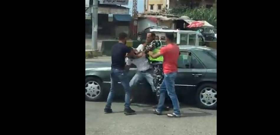 بالفيديو..عراك بين مواطن وعنصر في قوى الأمن الداخلي في العبدة