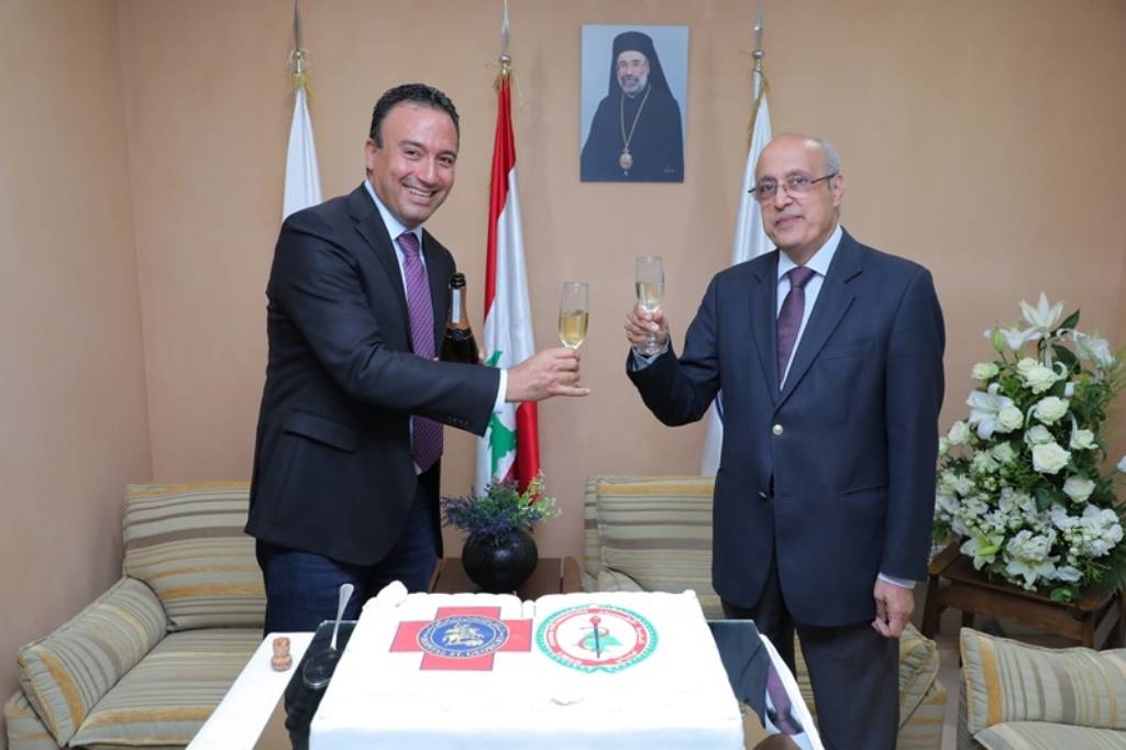 مستشفى القديس جاورجيوس في بيروت كرم نقيب الأطباء الجديد