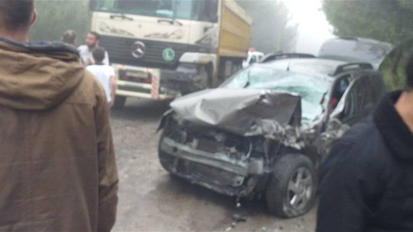 جرحى في حادث مروّع بين سيارة وشاحنة على طريق فنيدق القموعة (صور)