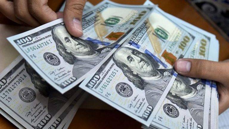 الدولار في أعلى مستوى له بأسبوعين مع ترقب المستثمرين لاجتماع مجلس الاحتياطي