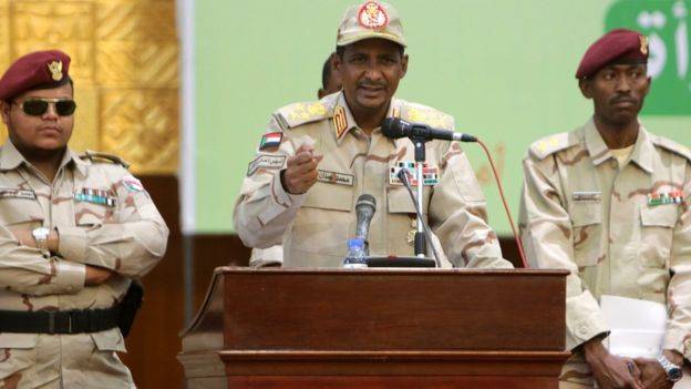 حميدتي يتعهد بـ"شنق" المسؤولين عن قتل المحتجين في فض اعتصام القيادة العامة