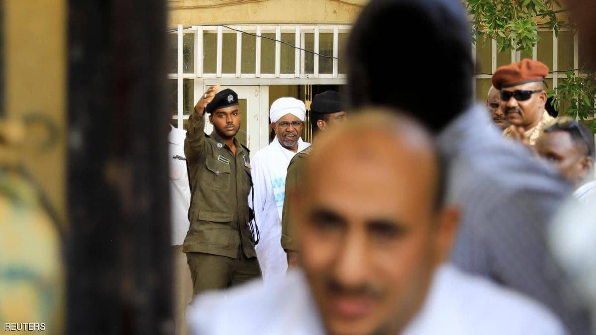 الصور الأولى للرئيس السوداني المعزول أثناء نقله من سجنه۔۔۔ دون أصفاد وبالعمامة!!