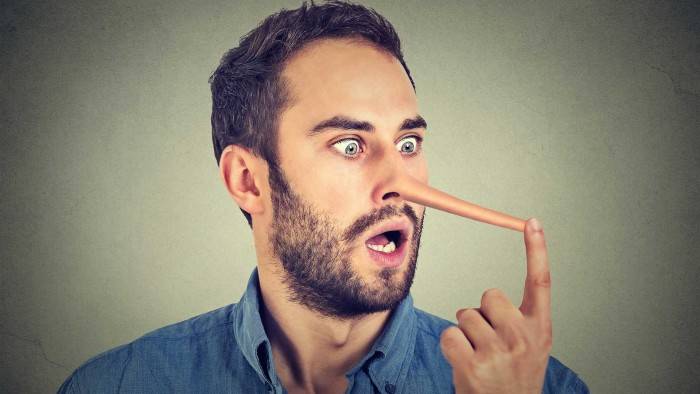 لماذا يكذب الرجال بشأن علاقاتهم النسائية؟
