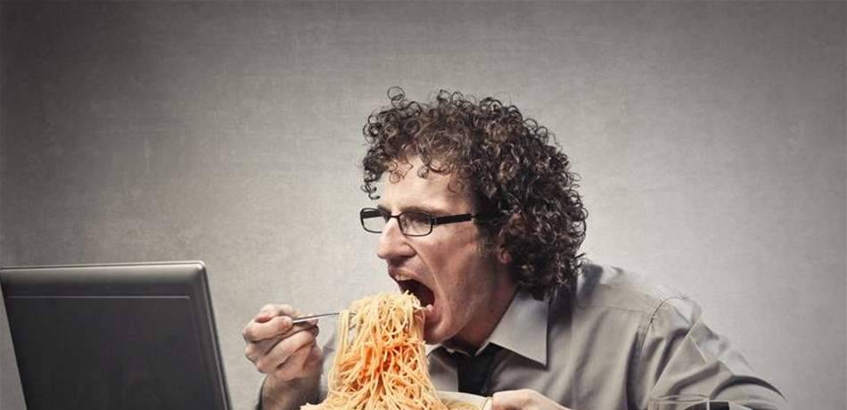 إلتهام الطعام بسرعة أسوأ شيء في العالم.. إقرأوا هذا الخبر!