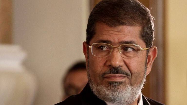 دفن الرئيس الأسبق محمد مرسي بمقبرة شرقي القاهرة بحضور أسرته ومحاميه وسط تعزيزات أمنية