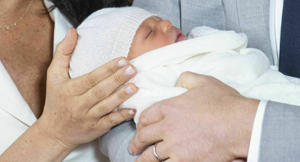 ميغان ماركل تعمد ابنها على الطريقة الملكية