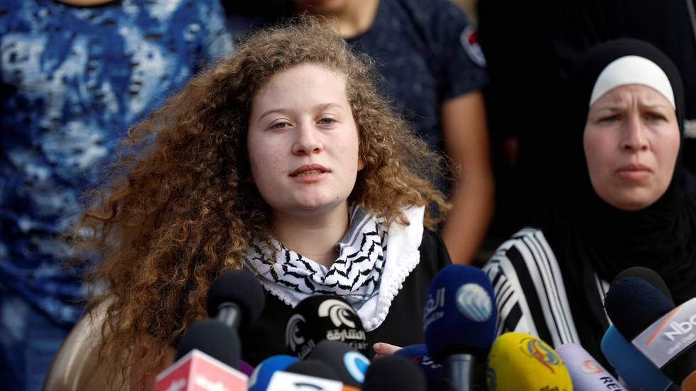 بالصور.. الفلسطينية عهد التميمي تتعرض لحادث سير مع والديها في رام الله