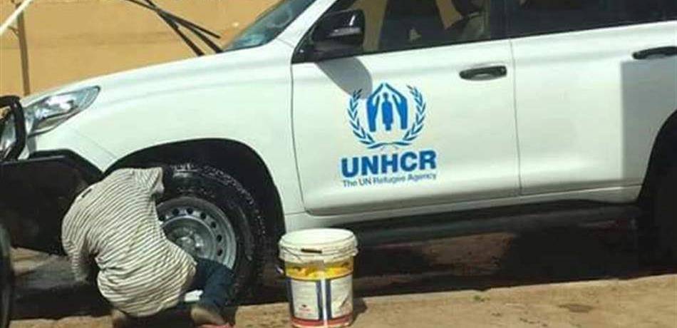 طفلٌ ينظّف سيارة للأمم المتّحدة.. "النفاق يحكم العالم"! (صورة)