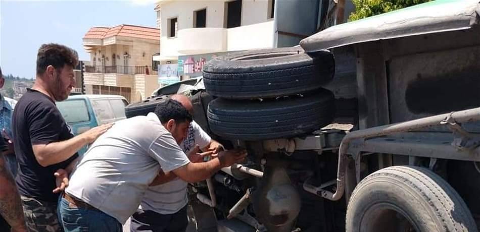 بالصورة..انقلاب باص على طريق عام جناتا -معروب