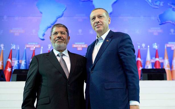 وفاة الرئيس المصري محمد مرسي اثناء محاكمته اردوغان: ادعو الله ان يرحم شهيدنا