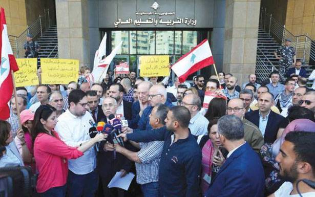 العام الجامعي على شفير الهاوية...والاساتذة منقسمون