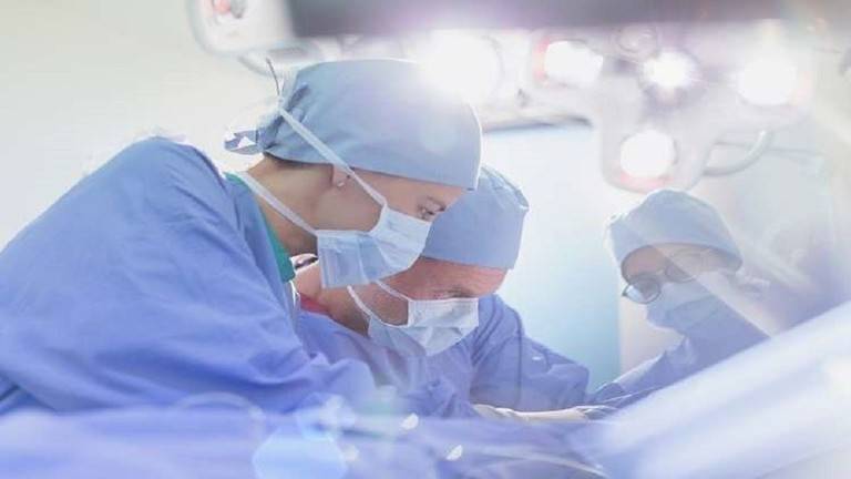 روسية تكتشف "مفاجأة مرعبة" في أحشائها بعد 23 عاما من "الجحيم"
