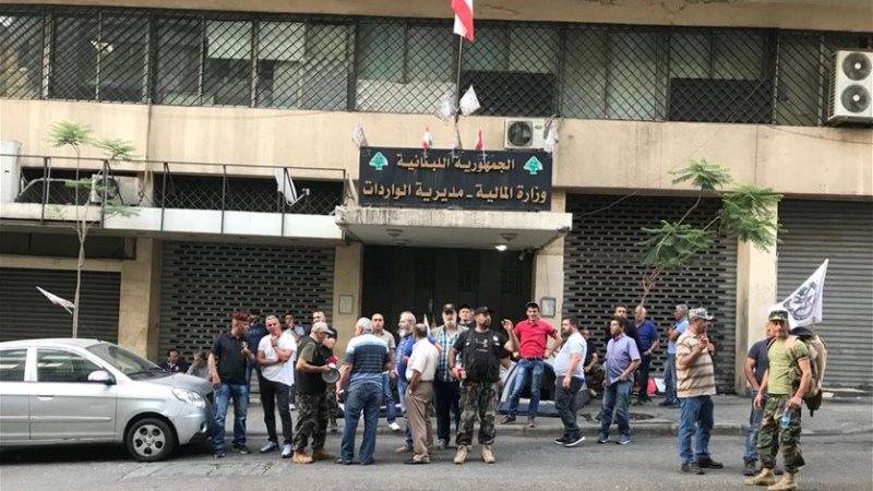 المتقاعدون العسكريون : وجودنا هنا رسالة تحذير للحكومة وكل الاهداف مباحة بما فيها المطار