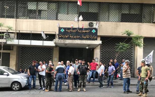 المتقاعدون الـعسكريّــون مـــن أمام مبـنى الـــواردات :

وجـــودنــا هــنــا رسـالــة تحذيـر لـلحكومة وكــــلّ الأهــداف مُباحة بـمـا فيهـا الـمطـار