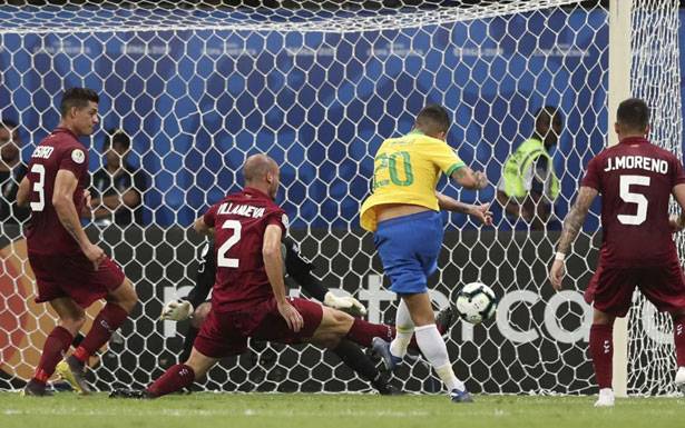 بطولة «كوبا أميركا» 2019 في كرة القدم : البرازيل تكتفي بتعادل سلبي مع فنزويلا

تقنية الفيديو (في أيه آر) تحرم منتخب السامبا من ثلاثة أهداف والإحصائيات تدين فاعليته