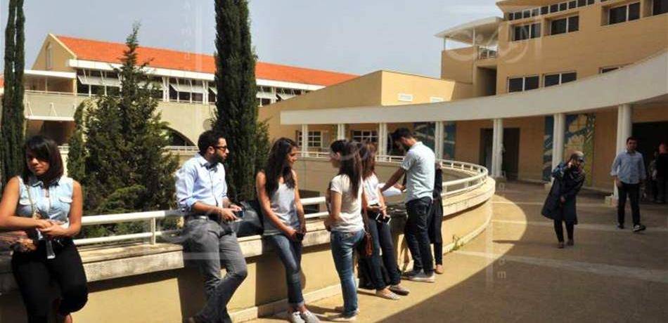 أستاذ في اللبنانية يضرب عن الطعام