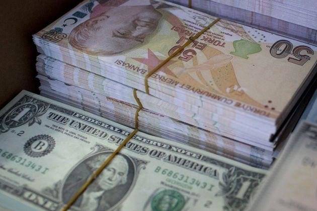 الليرة التركية تهبط أكثر من 1 % في يوم جراء قلق المستثمرين وسياسة الفائدة
