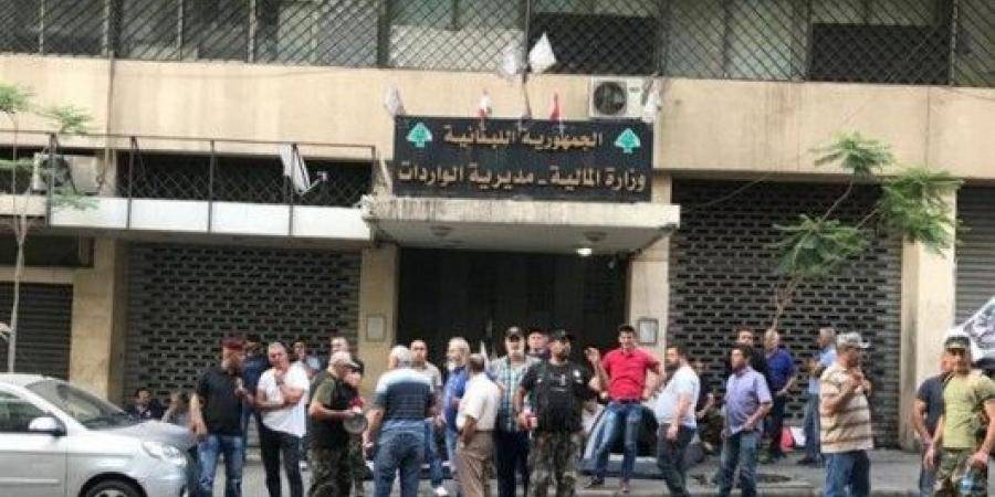 «حراك العسكريين» أعلن فك الاعتصام أمام مبنى الواردات :

لإلغاء بنود الموازنة المتعلقة بالعسكريين في الخدمة