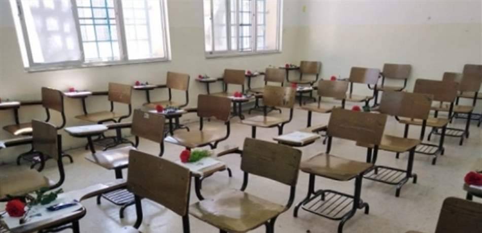 في هذا البلد العربي.. مدارس تستقبل الطلاب في قاعات الإمتحان "بالشوكولا والورود"