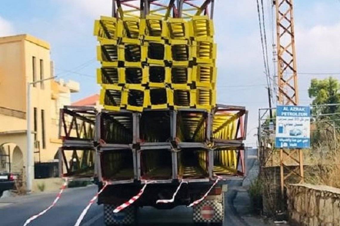 بالصورة - عواميد كهرباء تتنقل بشكل مخيف في الجنوب!