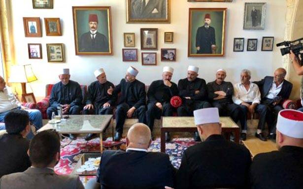 استقبل عائلتي عنصري أمن الدولة في خلوة

أرسلان : لم أتعاط مع هذا الموضوع من خلفية سياسيّة

لا يجوز محاسبة الدروز على أخطاء يرتكبها السياسيّون