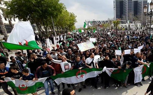 جزائريون يتحدون ويرفعون رايات غير العلم الوطني