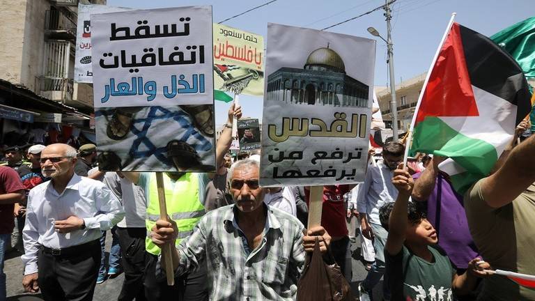 رجل أعمال فلسطيني يعلن انسحابه من المشاركة بورشة البحرين بعدما تبرأت عائلته منه