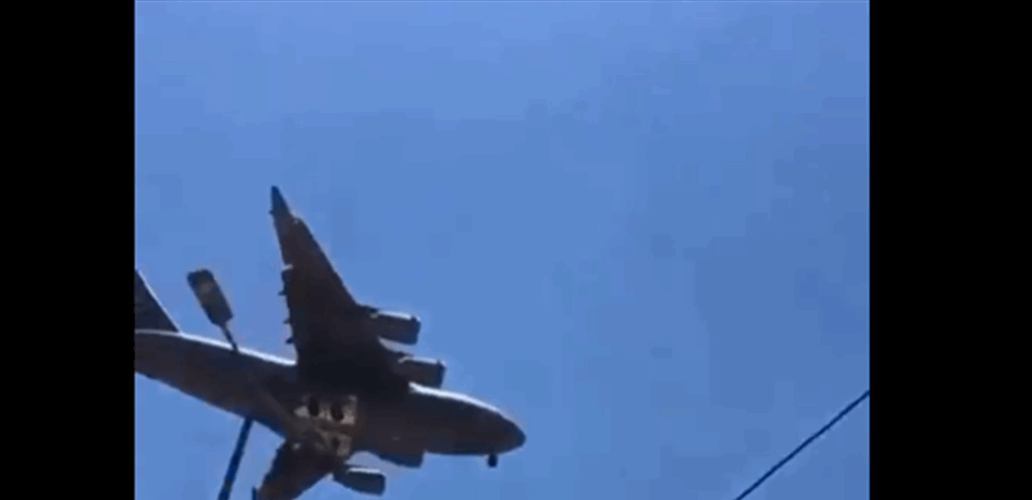 حلّقت على علو منخفض.. هكذا هبطت الطائرة الأميركية في مطار رياق! (فيديو)