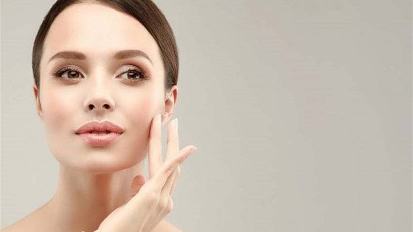 تناولوا هذه الأطعمة لتصبح بشرتكم أكثر إشراقاً