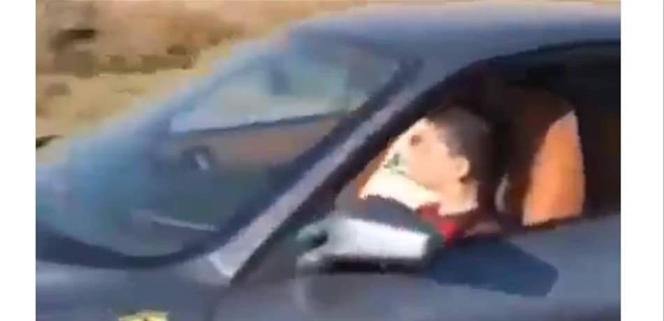 طفل يقود سيارة في زحلة .. و