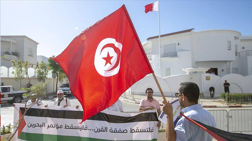 أمام سفارة البحرين لدى تونس.. العشرات يحتجون على "مؤتمر المنامة"