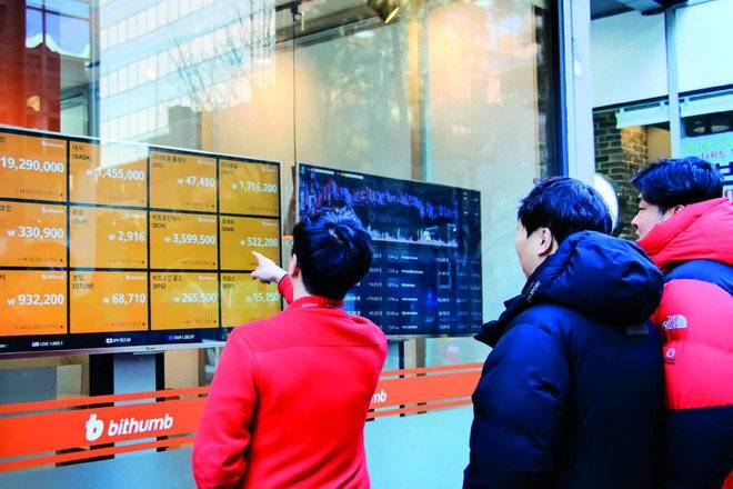 "بيتكوين" ترتفع 200 % خلال 6 أشهر بفعل حمى المضاربات وقلة المعروض