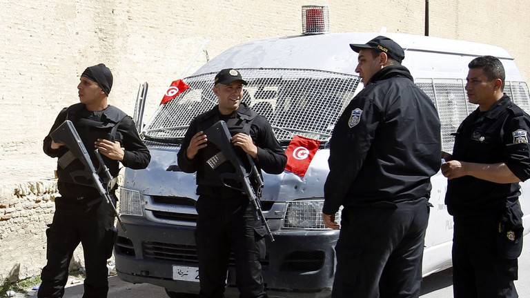 بالفيديو والصور۔۔۔ الإرهاب يضرب في تونس.. انفجاران متتاليان يسقطان قتلى وجرحى في قلب العاصمة