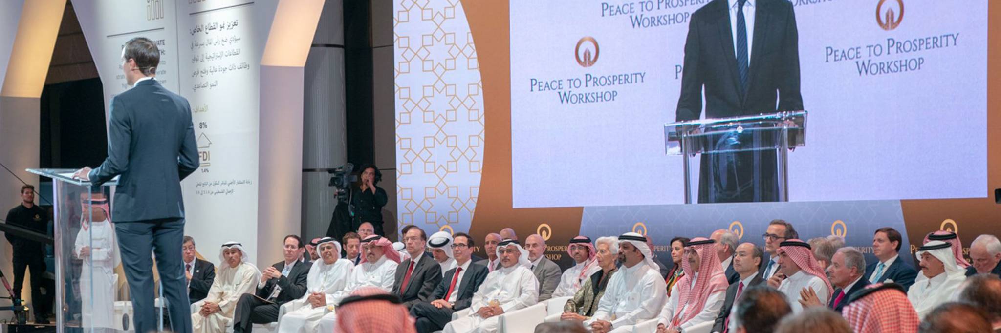 كوشنير يقدم الازدهار الاقتصادي للفلسطينيين مقابل البقاء تحت الاحتلال وإلغاء الدولتين
رفض شعبي  فلسطيني وعربي وصفقة القرن ذهبت على طريق الانهيار
العرض الأميركي: غزة جديدة ومليون وظيفة للفلسطينيين والمخيمات جنة سكنية