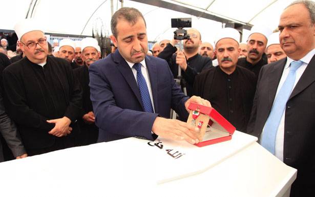 تشييع الشيخ زين الدين في السمقانيّة

ورئىس الجمهوريّة منحه وساماً