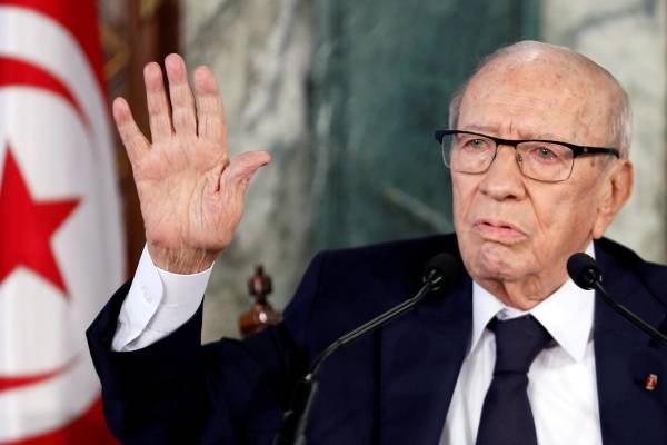 تونس تتجاوز أثار يوم عصيب مع تحسن صحة الرئيس السبسي