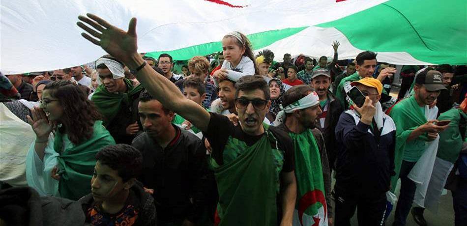للجمعة الـ19.. الجزائريون بالآلاف في الشوارع (فيديو)