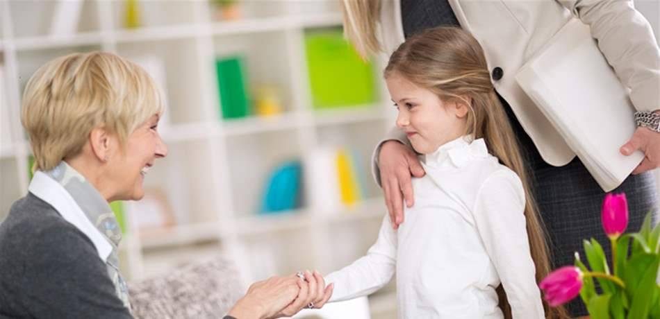 الحديث عن عيوب طفلك أمام الآخرين يسبب له هذه الأضرار