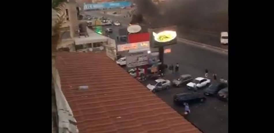 بالفيديو۔۔۔۔ قطع طريق خلدة بالاطارات المشتعلة ومسافرون يناشدون!!