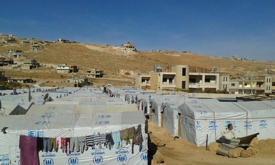 الجيش يقوم بجولة على مخيمات عرسال للتأكد من هدم غرف الباطون