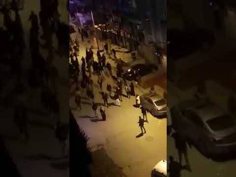 بالفيديو - مئات الشبان ليلة أمس .. يكسرون محلات النازحين السوريين