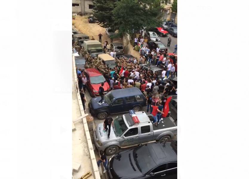 مناصرون للاشتراكي يقطعون الطريق في كفرمتى لمنع مرور موكب باسيل (فيديو)