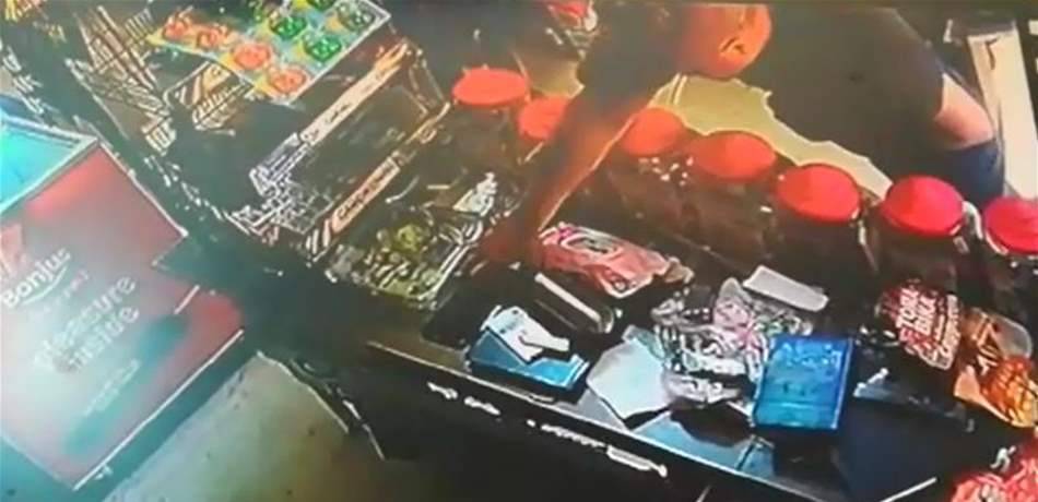 في طرابلس.. سرق هاتفَيْن بغفلة من البائعة! (فيديو)