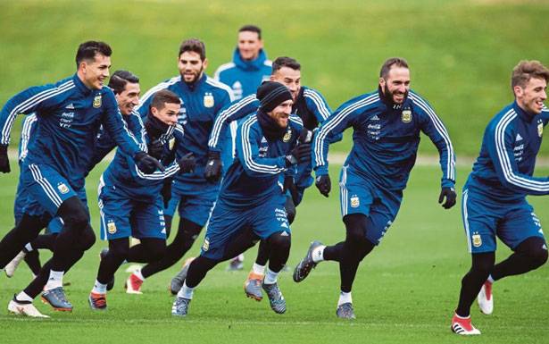 «كوبا أميركا» في كرة القدم : كلاسيكو الأرجنتين والبرازيل ... ضرب وتلاعب ومياه مقدسة

صراع الإخوة الأعداء يشعل موقعة «السيليساو» و«التانغو» فجر غد الأربعاء (الساعة 3.30)