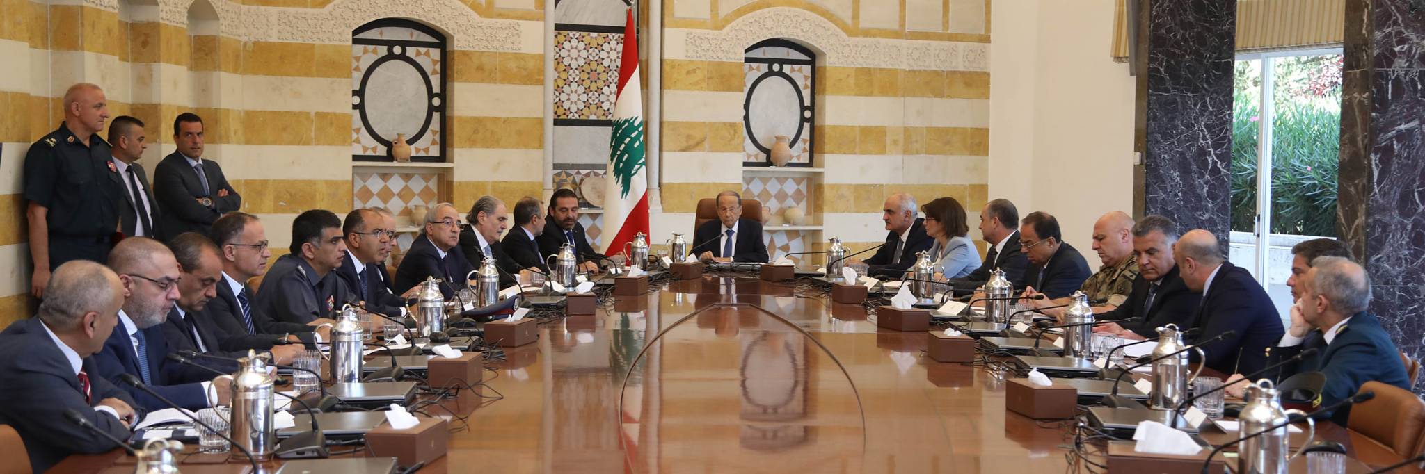 هل زيارة باسيل مع الخصومة هي السبب ام تحدي الاشتراكي وقطع الطرقات هو المشكل
توتر كبير في الطائفة الدرزية بين أرسلان وجنبلاط ودعم حزب الله وسوريا لارسلان
فخامة الرئيس يترأس مجلس الدفاع الأعلى ويعالج بحزم مشكلة الجبل