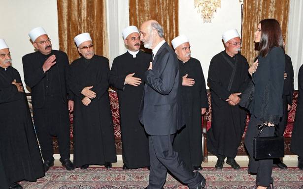 جعجع دعا مسيحيي ودروز الجبل للتمسّك بالمصالحة :

الإتصالات مـــع جنبلاط مُستمرّة ودون انقــطــاع