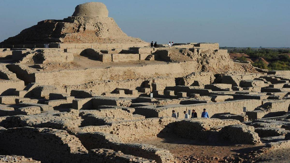 فرنسا تعيد كنوز وادي إندوس المسروقة إلى إسلام آباد
